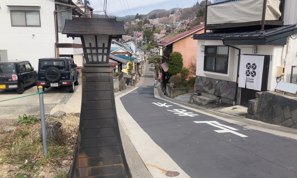 下諏訪で本陣を抜け、春宮方面へ続く旧中山道の坂道と町並みの風景