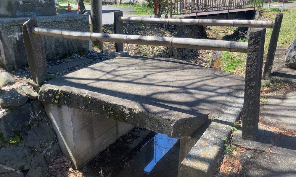 水路に架かる鉄平石の橋が残る諏訪地方の風景