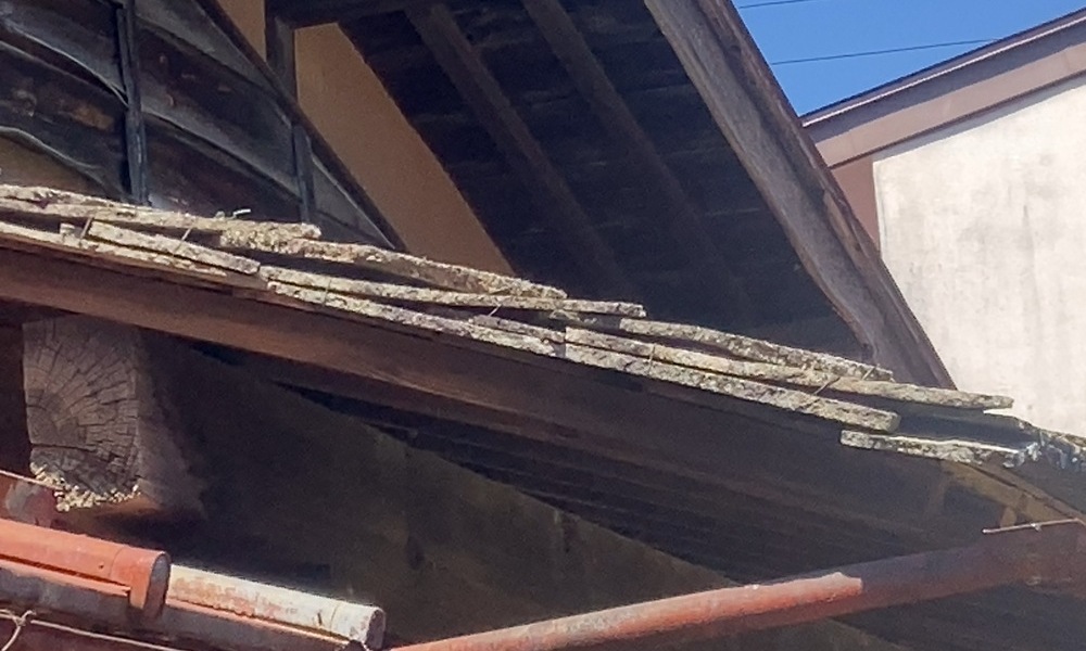 建物の外まわりに使われた鉄平石の層