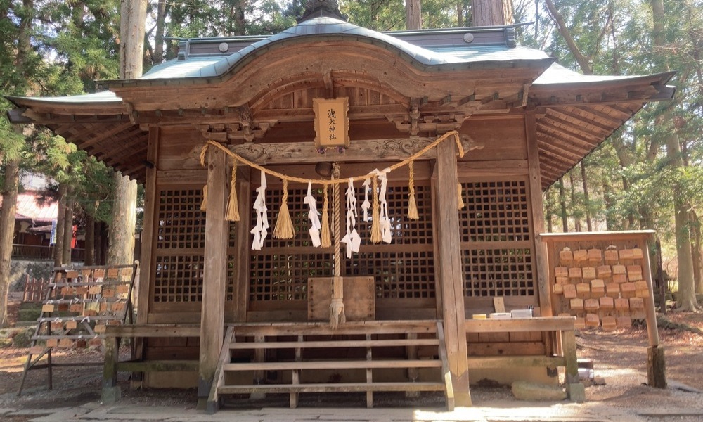 洩矢神社の拝殿正面。注連縄と木組みが静かに残り、神話が今も祀りの形で受け継がれている風景