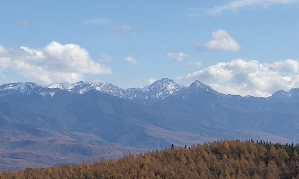 複数の峰が連なる八ヶ岳の稜線が広がり、形の定まらない未完成性を静かに感じさせる山の風景