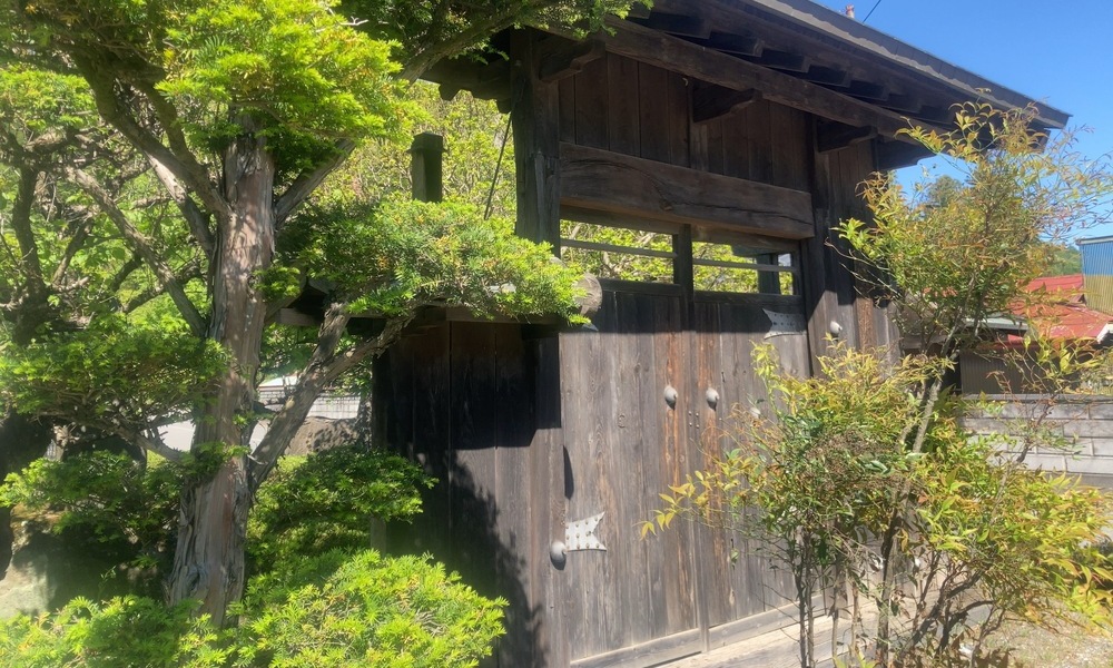 蔦木宿本陣跡に残る本陣門──幾度もの火災を越え、宿場の記憶を伝える木の門
