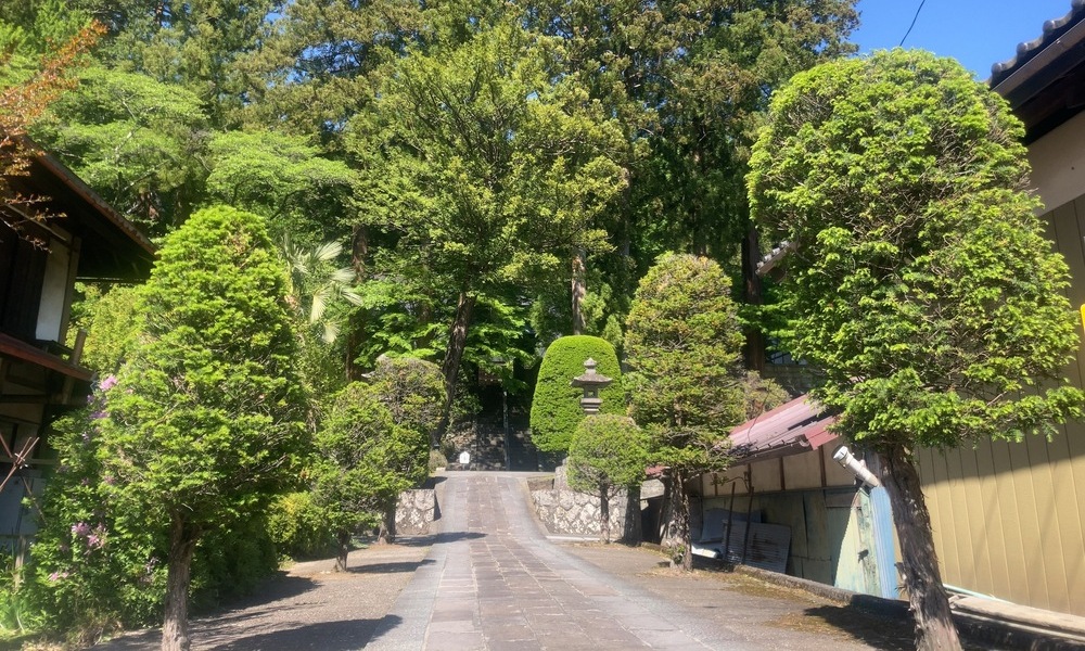 三光寺へ続く静かな参道──宿場町の奥で、人を迎え続けてきた祈りの道