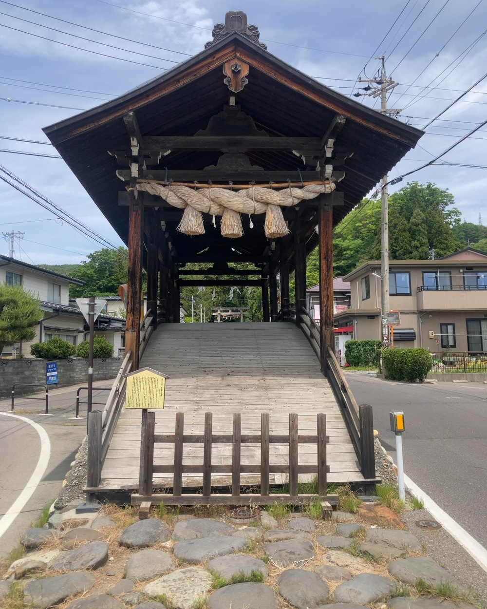 下諏訪宿に残る木造の太鼓橋「下馬橋」と、その先に続く諏訪大社下社春宮への参道風景。