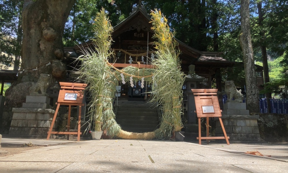 夏越の大祓に合わせて参道に立てられた茅の輪