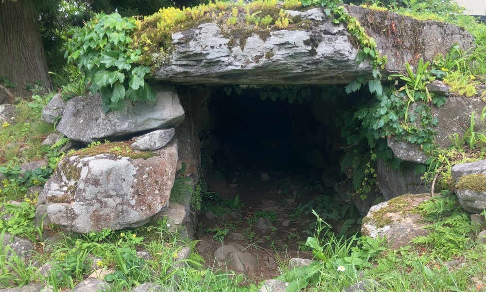 岩と苔が重なる諏訪の古層、縄文から続く土地の時間を感じさせる石の景色