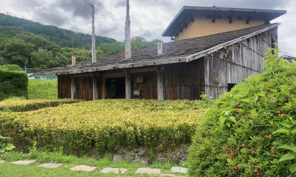 守矢史料館の建物外観、神長官が記録を継承してきた場所