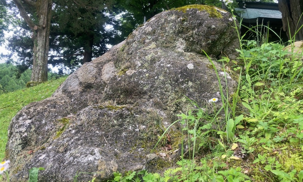 前宮にある石、所有以前から土地に在り続けた岩の存在感