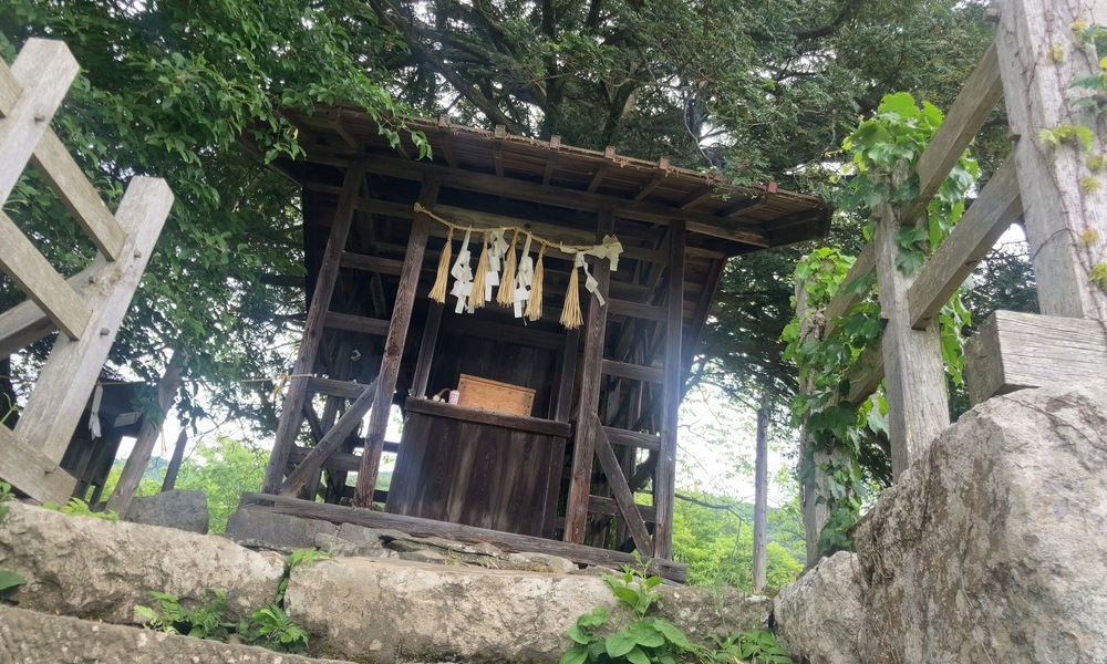 みさく神の境内に立つ小さな社、木と石と境界に宿る信仰の気配