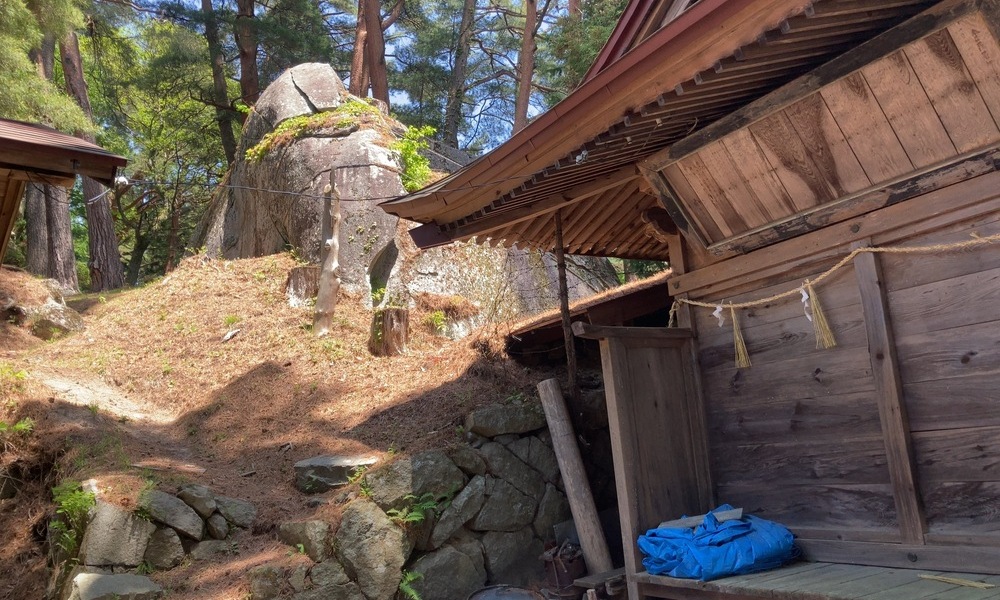上原城跡の磐座と、その前に建つ小さな拝殿。人が建てたものより先に、岩そのものがこの場所の中心にあったことを感じさせる風景。