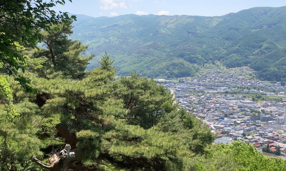 上原城跡から諏訪の町と山並みを見下ろす風景。諏訪氏が読み続けた地形の広がりと、山に抱かれた土地の骨格が静かに残っている。