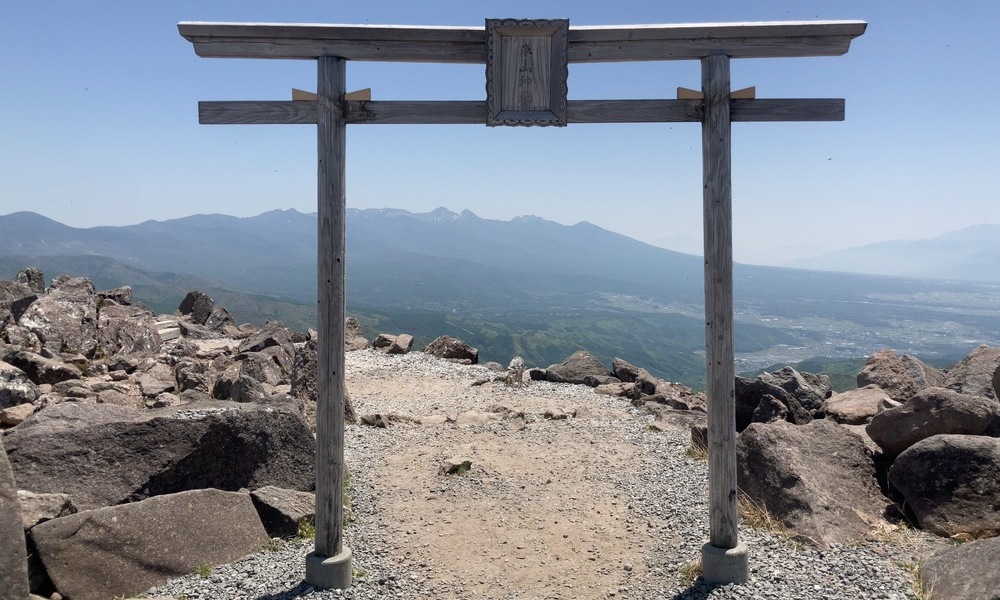 八ヶ岳連峰を望む山頂の鳥居──身体でたどり着いた先に広がる、静かな祈りと風景