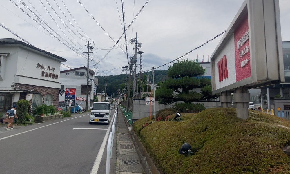 諏訪の工場が住宅地に溶け込む街並み