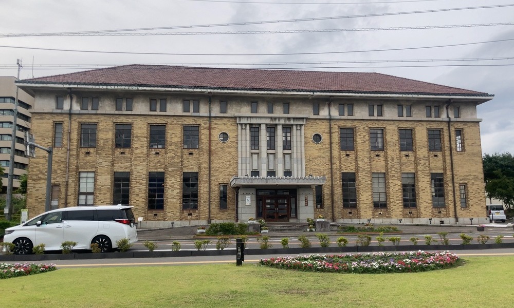 旧岡谷市役所庁舎。製糸業で栄えた時代を伝える近代建築