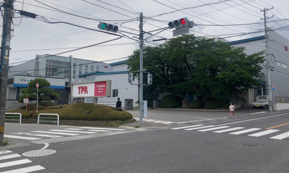 工場と道路が共存する諏訪の産業風景