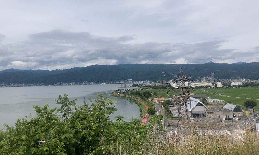 諏訪湖を望むものづくりの街並み