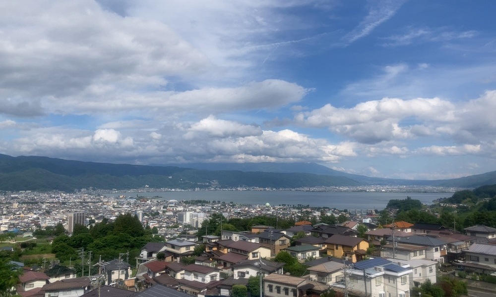岡谷・諏訪湖を見下ろす導入。