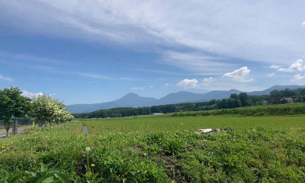 八ヶ岳を望む原村の高原風景。標高1000メートル帯に広がる農地と空