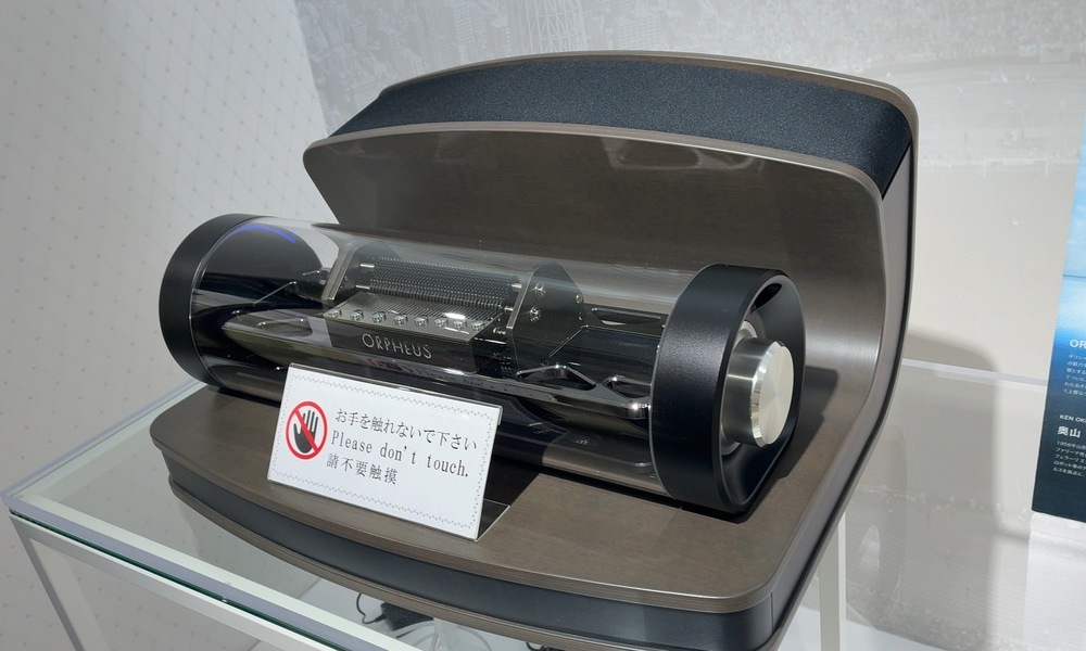 現代の高級オルゴールの展示。黒い本体の内部に精密なオルゴールムーブメントが収められている。